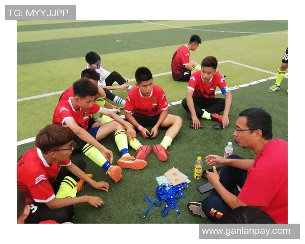 激情四溢的足球班级联赛开启青春对决,展现团队精神与竞技风采